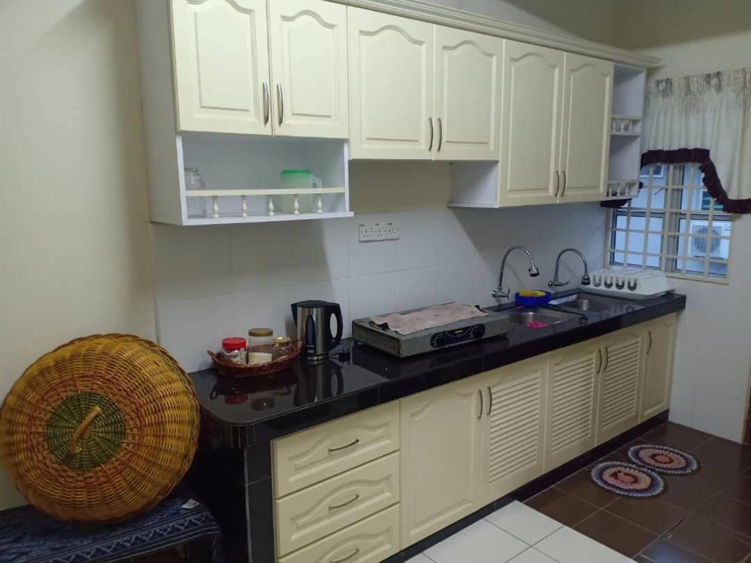Kh Homestay Comfy N Calm Seri Manjung Eksteriør bilde